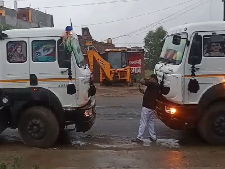 इकौना बाईपास हादसा; खड़ी DCM में ट्रक ने मारी टक्कर; घर क्षतिग्रस्त, क्लीनर घायल