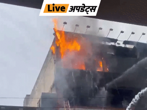 भास्कर अपडेट्स:  दिल्ली के उत्तम नगर में शोरूम में आग लगी, फायर ब्रिगेड की टीम मौके पर पहुंची