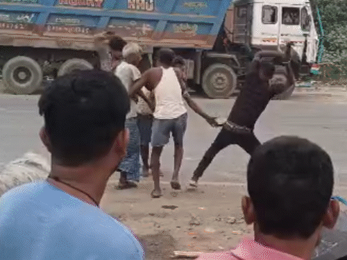 भागलपुर में चोर समझकर युवक की पिटाई; खंभे से बांधा; पीड़ित बोला- कबाड़ उठाया था