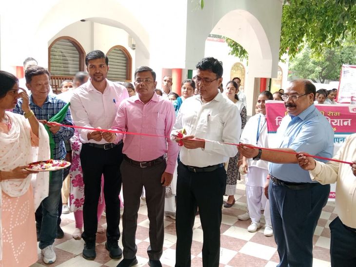लखीमपुर में संचारी रोग अभियान शुरू; DM ने जागरूकता रैली को हरी झंडी दिखाई