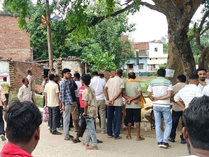 देवरिया के सलेमपुर में चला बुलडोजर; राजस्व भूमि से 0.006 हेक्टेयर अवैध कब्जा हटाया