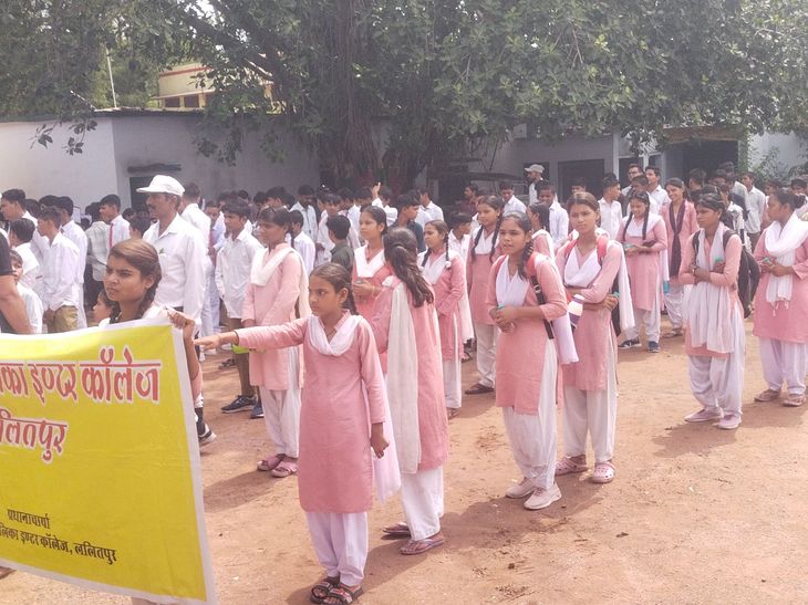 ललितपुर में स्कूल चलो अभियान का शुभारंभ; डीएम ने रैली को दिखाई हरी झंडी