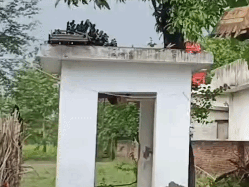 गोंडा में सरकारी चकमार्ग पर चला बुलडोजर; अवैध व्यास गद्दी ढहाई; DM के निर्देश पर कार्रवाई