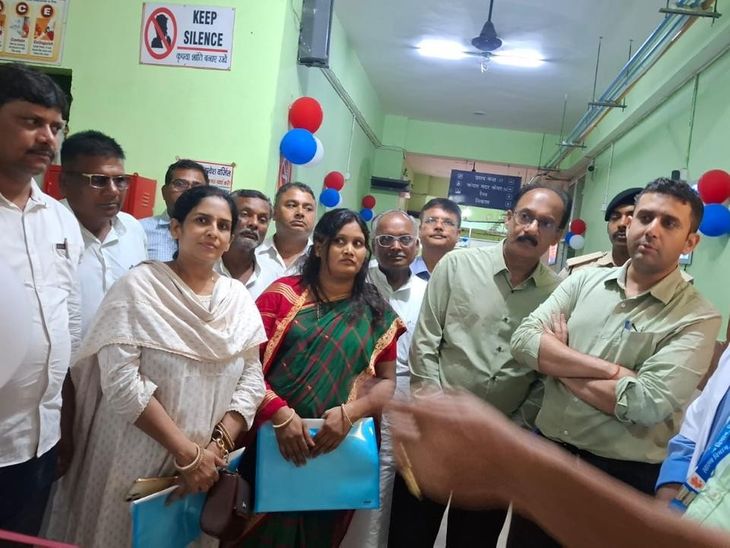 सीतामढ़ी सदर अस्पताल में डीएम का औचक निरीक्षण; एक ANM निलंबित, तीन डॉक्टरों का वेतन रुका