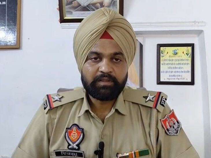 बटाला में फर्जी सेलटैक्स अधिकारी को व्यापारी ने पकड़वाया:  दुकान पर जांच के लिए मांग रहा था रिकार्ड, दुकानदार ने दे दी अधिकारियों सूचना – Batala News