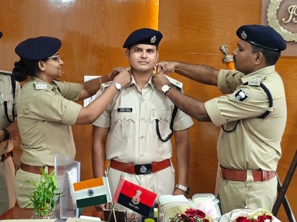मधुबनी पुलिस अधिकारियों का प्रमोशन; एसपी ने पहनाए स्टार बैज