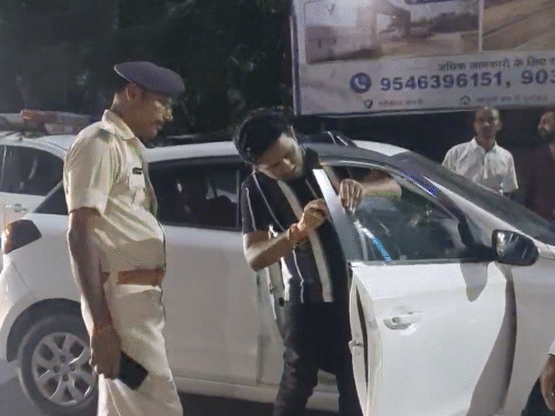 पूर्णिया में ट्रैफिक नियमों की सख्ती; हेलमेट-काले फिल्म पर पुलिस का डंडा