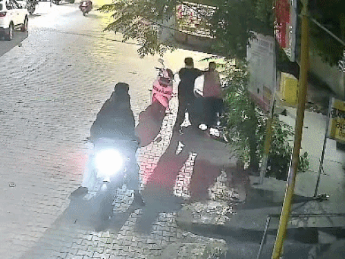 खन्ना में महिला से सोने की चेन लूटी,VIDEO:  तीन बाइक सवार लुटेरों ने वारदात को अंजाम दिया, दुकान से निकलते ही लूटा – Khanna News