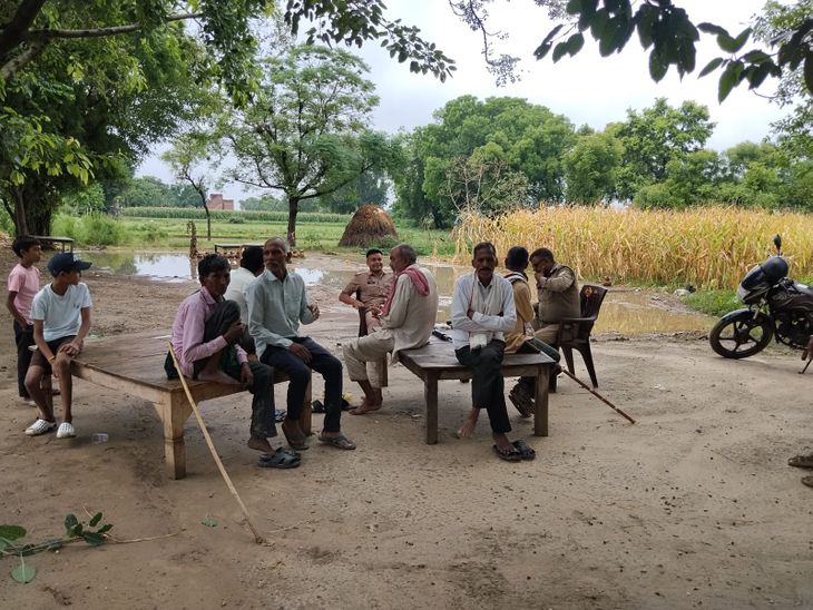 भागवत कथा में गोलीकांड; एटा में आयोजन टला, भंडारा रुका; 6 पर FIR, पुलिस तैनात