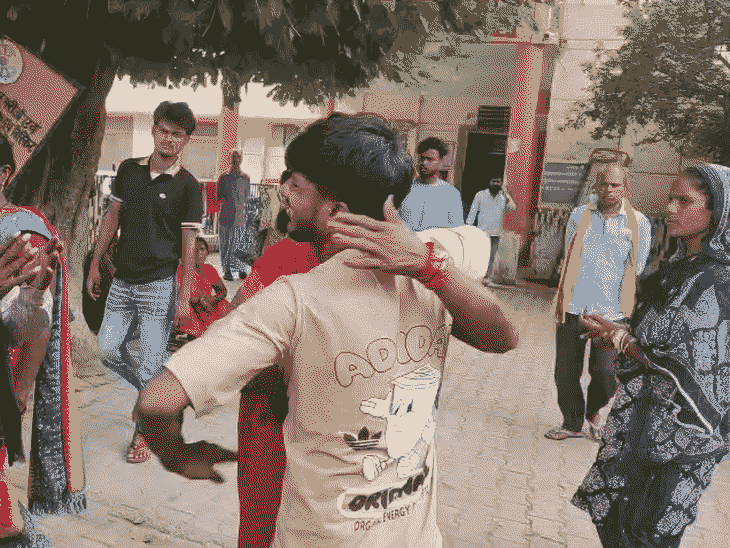 गोंडा ट्रक हादसा; सरिया लदा ट्रक पलटा; तीन मजदूरों की मौत; दो सगे भाई