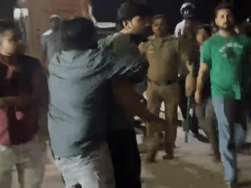 कानपुर रेस्टोरेंट में ग्राहक से मारपीट; खराब अंडा करी पर विवाद; पुलिस के सामने भी हमला