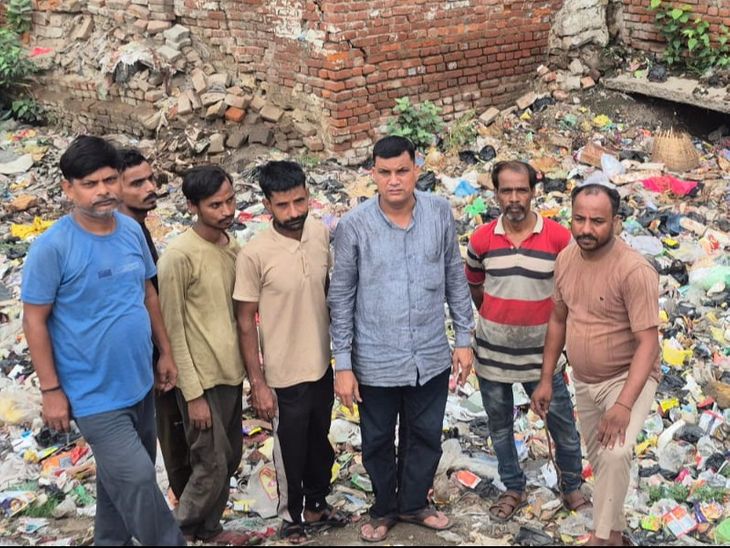 कानपुर: पार्षद पति नाले पर; 24 घंटे में सफाई न होने पर धरने की चेतावनी