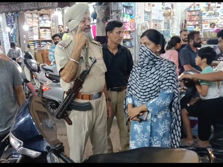 गुरदासपुर बाजार में महिला का मोबाइल चोरी:  पहचान छुपाने के लिए आरोपी ने सड़क पर ही बदली शर्ट – Batala News