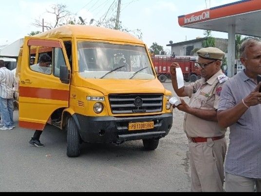 पठानकोट में सेफ स्कूल वाहन पॉलिसी के तहत कार्रवाई:  तकनीकी खामियां और सुरक्षा मानकों में मिली कमी, 8 के काटे चालान – Pathankot News