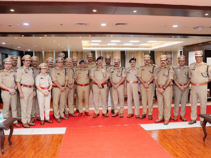 UP Police: 28 PPS अधिकारियों को मिला IPS रैंक; DGP ने पहनाए बैज