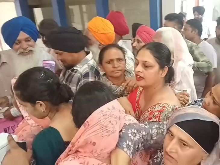 फतेहगढ़ साहिब सेवा केंद्रों पर लंबी कतारें:  सुबह 5 बजे से लग रही भीड़, शाम तक नहीं हो रहे काम – Khanna News