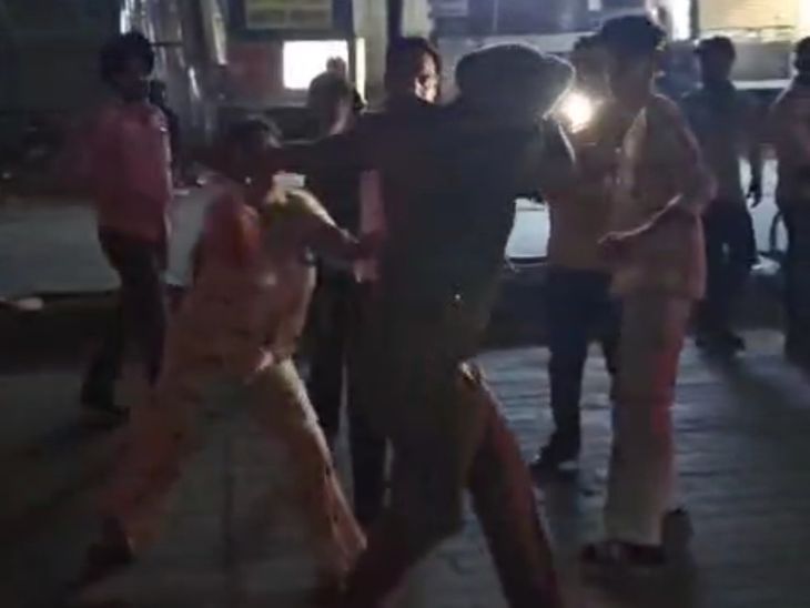 मोहाली में थप्पड़ मारने पर युवकों ने एएसआई को पीटा:  जीरकपुर की वीआईपी रोड हुई घटना का वीडियो वायरल, पुलिस ने शुरू की जांच – Mohali News
