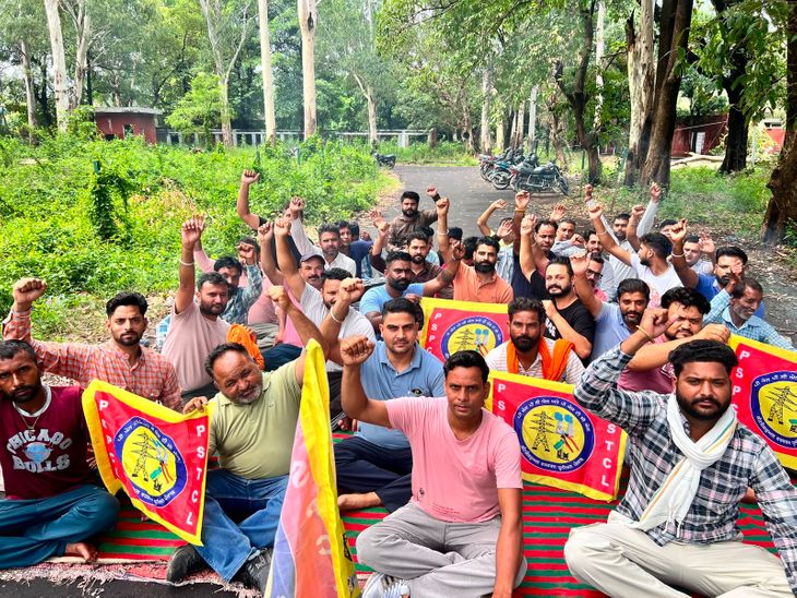 पठानकोट में फिर हड़ताल पर गए PSPCL कर्मचारी:  वायदाखिलाफी से नाराज कच्चे कर्मचारियों का फूटा गुस्सा, अनिश्चितकालीन धरना शुरू – Pathankot News