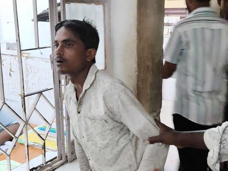 पूर्णिया में नशे में मिला युवक; मां के गम में शराब पीने का दावा; टेंपो चालक ने बचाया