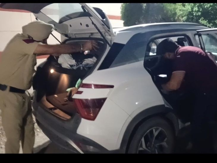 गुरदासपुर में कार से ₹62 लाख कैश मिला:  2 गुजराती युवक गिरफ्तार, श्रीनगर घूमने जा रहे थे; IT विभाग जांच में जुटा – Batala News