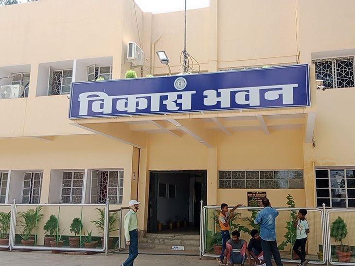 बस्ती में एडीएम का अर्दली निलंबित; ऑडियो में रिश्वत लेने की बात हुई कबूल