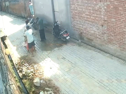 पंजाब में जीजा को जिंदा जलाया, VIDEO सामने आया:बीच-बचाव करने आई भाभी भी जलकर मरी; पत्नी को लेने अमृतसर से मायके तरनतारन गया था पंजाब में जीजा को जिंदा जलाया, VIDEO सामने आया:बीच-बचाव करने आई भाभी भी जलकर मरी; पत्नी को लेने अमृतसर से मायके तरनतारन गया था