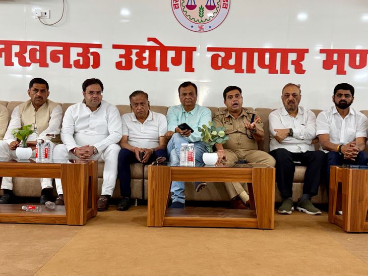 लखनऊ; व्यापारियों को दिया गया अग्नि सुरक्षा का लाइव डेमो