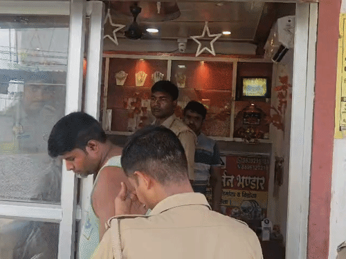गोरखपुर में ज्वेलरी-बर्तन दुकान से 6 लाख की चोरी; शटर तोड़कर तिजोरी ले उड़े चोर
