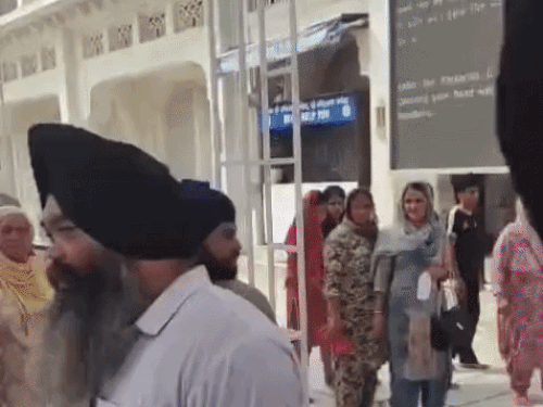 गोल्डन टेंपल में भगवंत मान की फोटो वाले आईकार्ड उतरवाए:  विरोध करने वाले बोले- अकाल तख्त ने पंजाब CM को गुरू दोखी करार दे रखा है – Amritsar News
