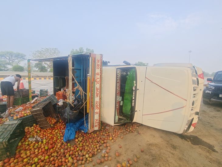 यमुना एक्सप्रेसवे पर टमाटर से भरी पिकअप पलटी; ड्राइवर समेत दो घायल; नींद बनी हादसे की वजह