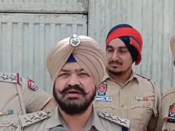 मोगा में लूट की साजिश रच रहा गिरोह दबोचा:  4 आरोपी गिरफ्तार; कृपाण, बेसबॉल बैट और बाइक बरामद – Moga News