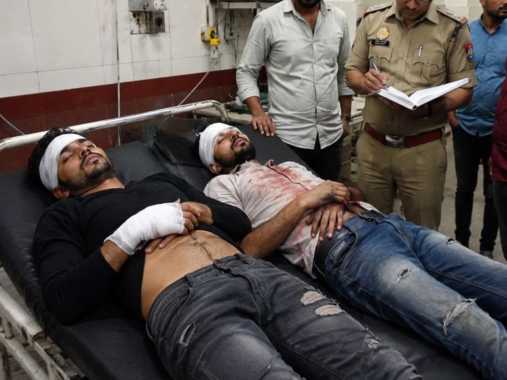 मेरठ; मामूली टक्कर के बाद 12 युवकों ने दो भाइयों को बेरहमी से पीटा
