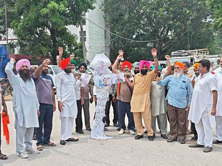 हिमाचल एंट्री टैक्स-26 जुलाई से ढेरोवाल बैरियर पर मोर्चा:  किसान व टैक्सी यूनियन ने अनिश्चितकालीन आंदोलन की घोषणा की, सीएम का पुतला फूंका – Nalagarh News