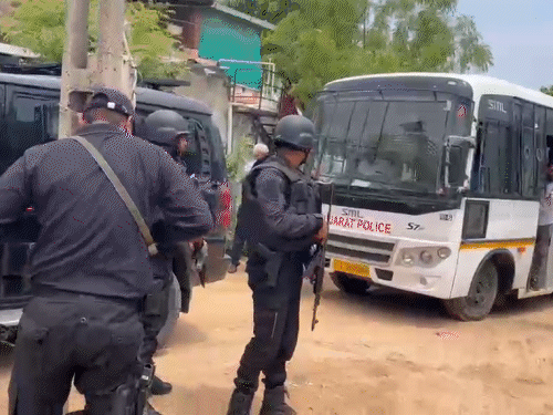 5 आतंकियों को उनके गांव लेकर पहुंची गुजरात ATS:  मध्यप्रदेश-गुजरात से गिरफ्तार किए गए थे 8 आतंकी, टेररिस्ट नेटवर्क फैलाने का काम कर रहे थे