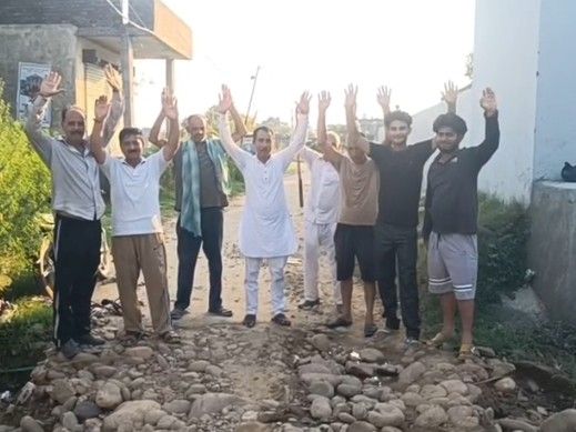 पठानकोट में बदहाल सड़क बनी मुसीबत:  बारिश में भर जाता है पानी, गांव का संपर्क टूटने से ग्रामीण परेशान – Pathankot News