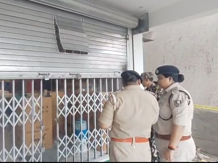 पटना में 40 लाख की मोबाइल दुकान चोरी; गैस कटर से ग्रिल काटी; आईफोन-कैश ले गए