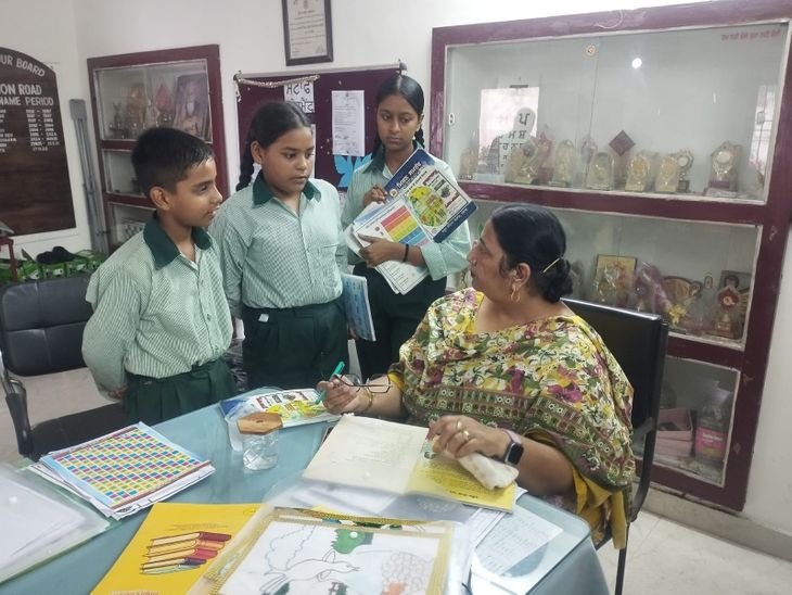 पठानकोट में मिशन समर्थ 4.0 की पड़ताल:  डीईओ कमलदीप कौर ने स्कूलों का निरीक्षण किया, छात्रों की सीखने की क्षमता परखी – Pathankot News