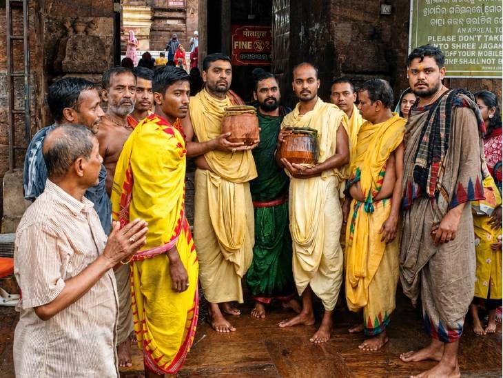 जगन्नाथ धाम की अनूठी परंपरा:  365 दिन बाद जमीन से निकला खास फुलुरी तेल, रथयात्रा से पहले शुरू हुआ उपचार और श्रृंगार