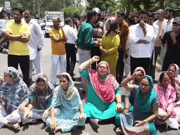 पठानकोट में बिजली-पानी को लेकर धरना-प्रदर्शन:  महिलाएं बोलीं- हमें ₹1 हजार नहीं चाहिए, मूल जरूरतें पूरी हो; बूंद-बूंद को तरसे – Pathankot News
