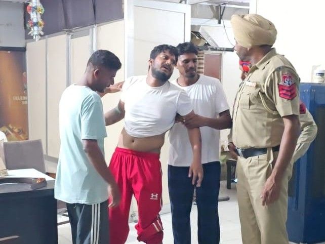 मोगा में अगवा करके युवक की पिटाई:  नौकरी छोड़ने की रंजिश, शराब ठेकेदार समेत 8 पर केस दर्ज, 2 गिरफ्तार – Moga News