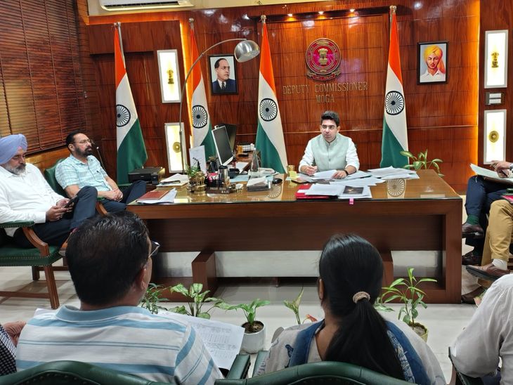 मोगा में मतदाता पुनरीक्षण अभियान तेज:  डिप्टी कमिश्नर ने अधिकारियों संग की बैठक, पारदर्शिता पर जोर – Moga News