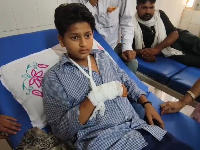 जलालाबाद के सरकारी स्कूल में खूनी संघर्ष:  प्रिंसिपल के सामने विवाद, 7वीं के छात्र का अंगूठा कटा, परिजनों ने प्रबंधन पर लगाए आरोप – Fazilka News