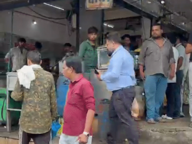 लोको पायलट ने समोसे के लिए रोकी ट्रेन, VIDEO:  इंदौर में लोग बोले- अक्सर ऐसा ही होता है; रेल विभाग ने बैठाई जांच – Indore News
