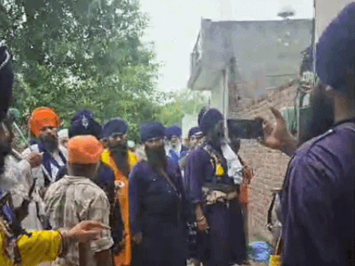 पंजाब पुलिस के ‘ऑपरेशन प्रहार’ के बाद परिवार पर हमला:  निहंगों ने मोर्चा संभाला, बोले- अपने स्टाइल में कार्रवाई करेंगे; आरोपी घर बंद कर भागे – Ludhiana News