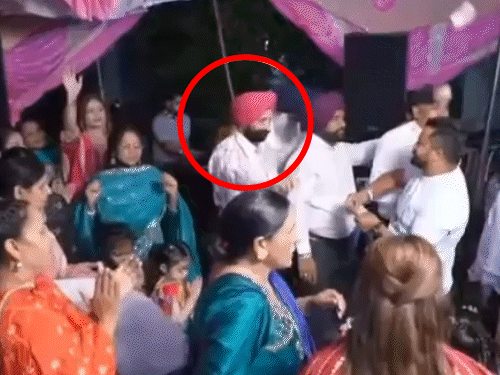 जेल अफसर का हवालाती संग डांस का VIDEO:  SI की रिटायरमेंट पार्टी में नोट उड़ाए; होशियारपुर में नशा तस्करी में गिरफ्तार हुआ था – Hoshiarpur News