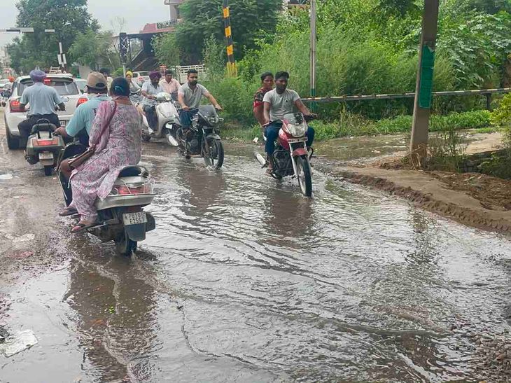 रूपनगर में एक महीने से सड़क पर भरा गंदा पानी:  सरपंच के खिलाफ उतरे ग्रामीण, बोले- समाधान नहीं हुआ तो रेलवे फाटक जाम करेंगे – Ropar (Rupnagar) News