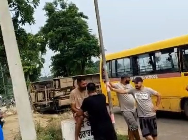 नकोदर में दो स्कूली बसों के बीच भीषण टक्कर:  सड़क पर बस पलटी, ड्राइवर-क्लीनर सुरक्षित, पुलिस मौके पर पहुंची – Nakodar News