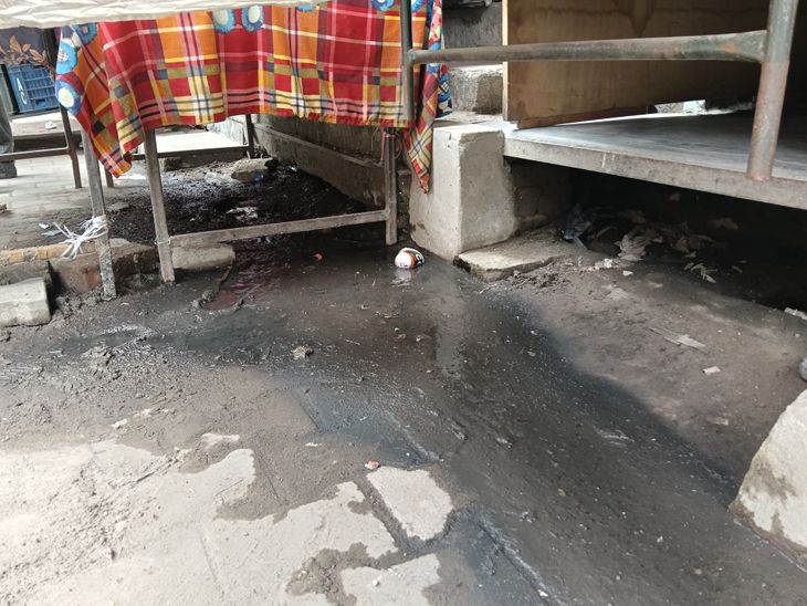 पठानकोट में सीवरेज का गंदा पानी सड़कों पर:  दुर्गंध से परेशान व्यापारी बोले- नहीं हुआ समाधान तो धरना देंगे – Pathankot News
