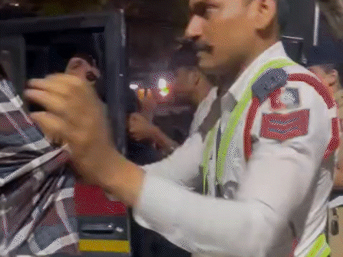 चंडीगढ़- नाके पर बवाल करने वाले युवकों ने संभाला ट्रैफिक:  पहले नशे में पुलिस से भिड़े, अब 4 दिन चौराहों पर तख्ती लेकर खड़े रहेंगे – Chandigarh News