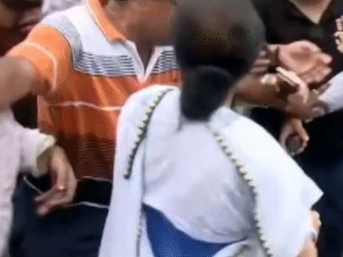 कोलकाता में TMC की रैली,ममता ने शख्स को थप्पड़ मारा:  BJP कार्यकर्ताओं ने रैली पर अंडे फेंके, चोर चोर के नारे लगाए